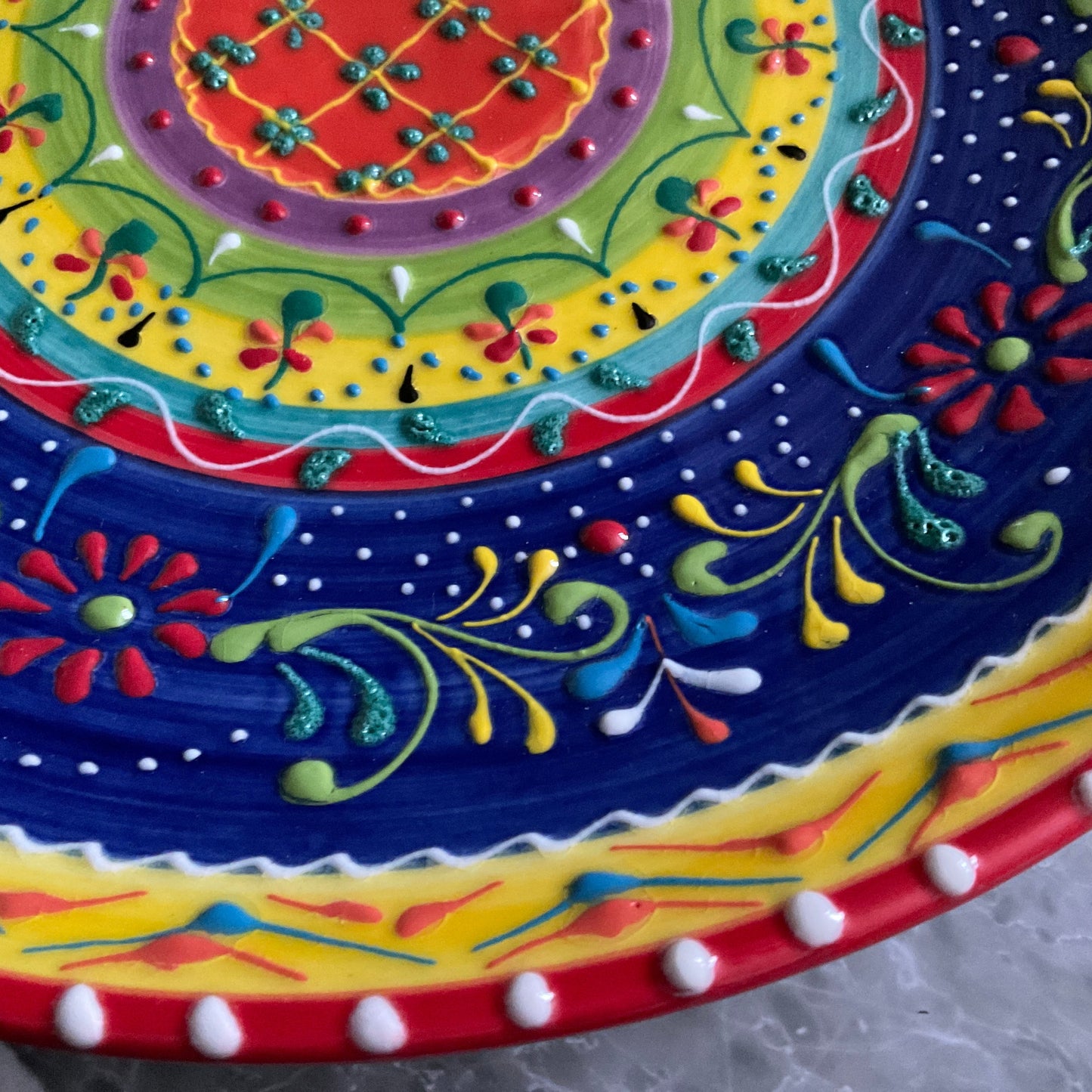 Vacker stort handmålad keramikfat