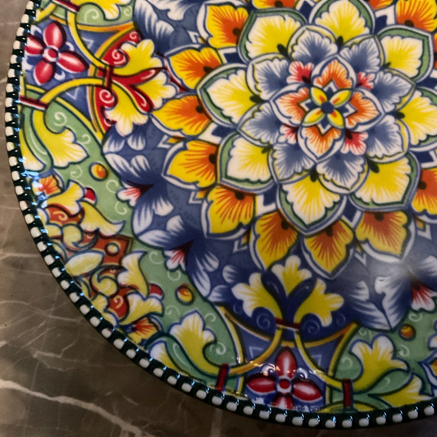 Keramikfat i soliga färger