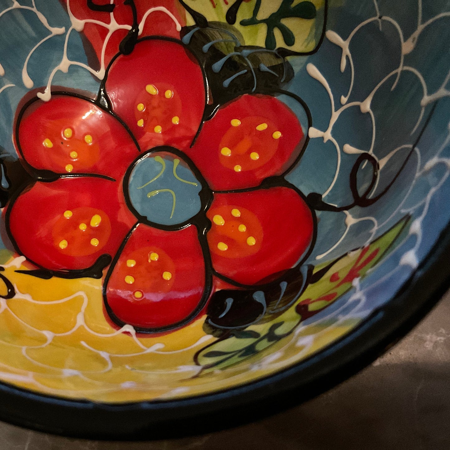 Fin mindre handmålad keramikskål från Spanien