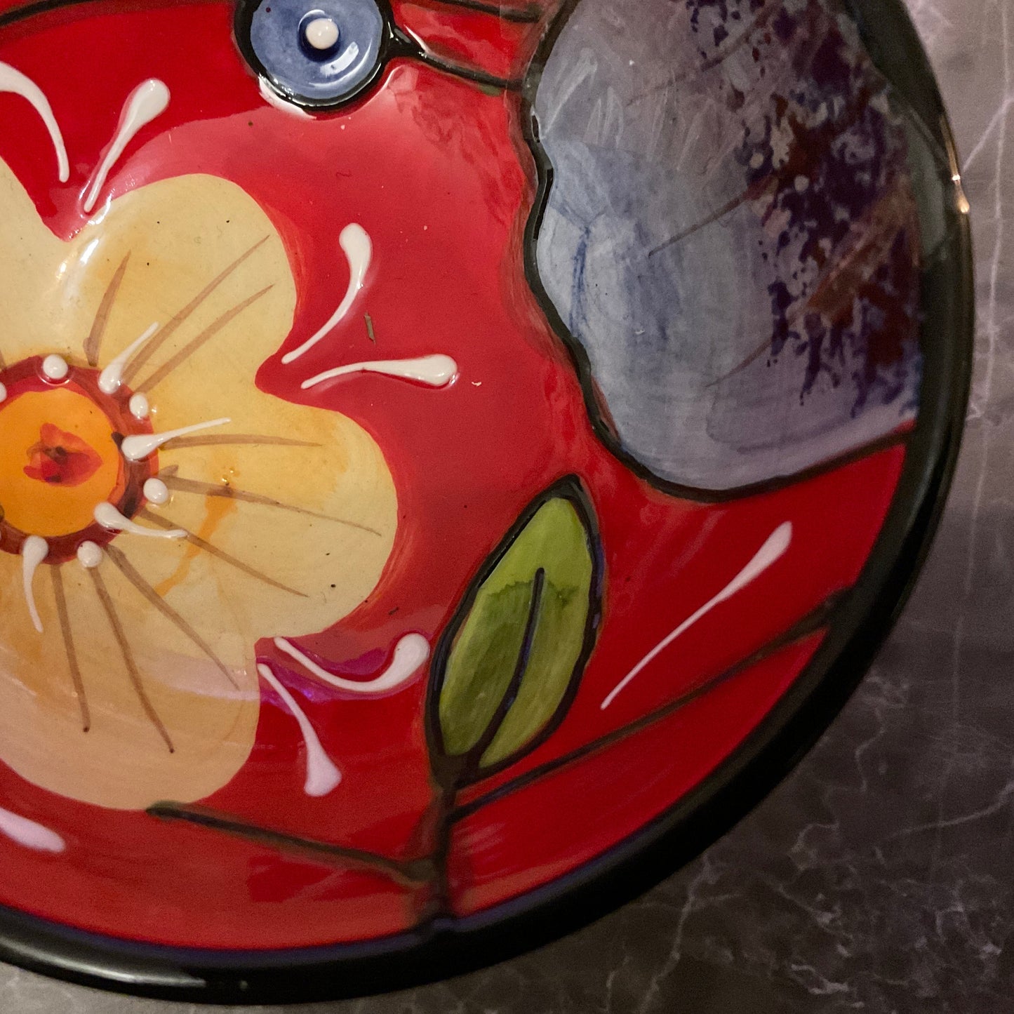 Liten rödblommig handmålad keramikskål från Spanien