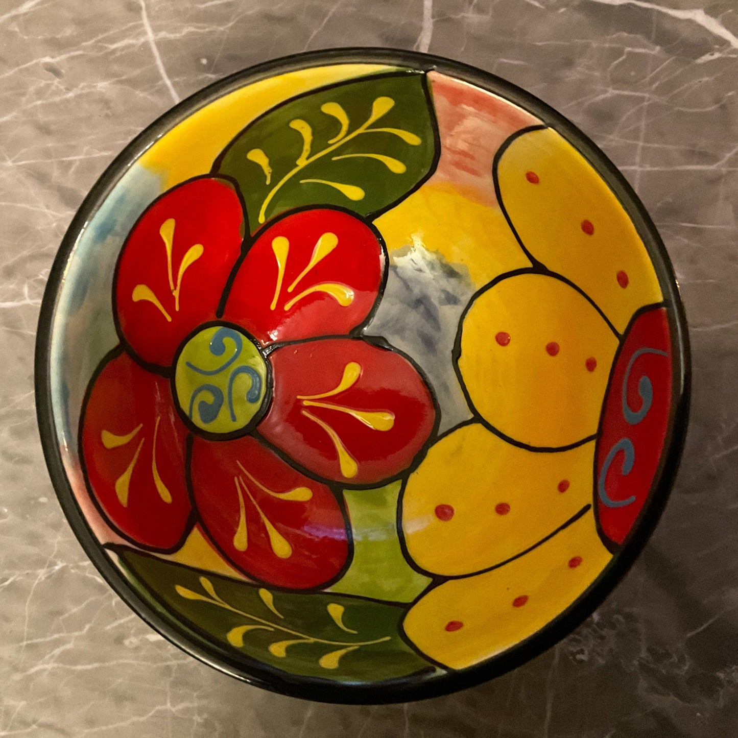 Fin mindre handmålad keramikskål från Spanien