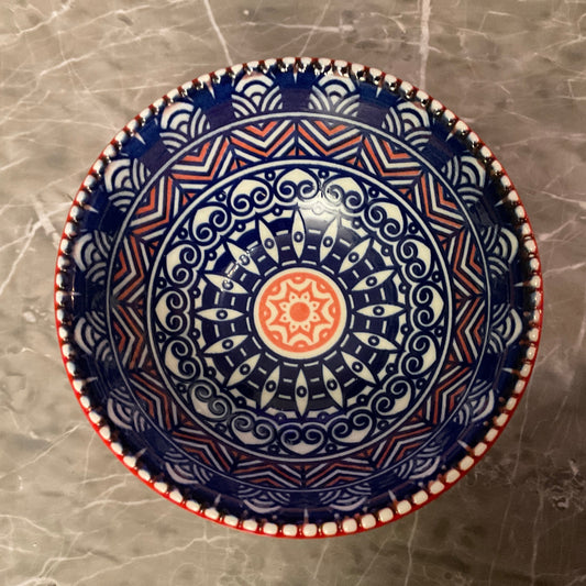 Liten keramikskål i blått, rött och vitt