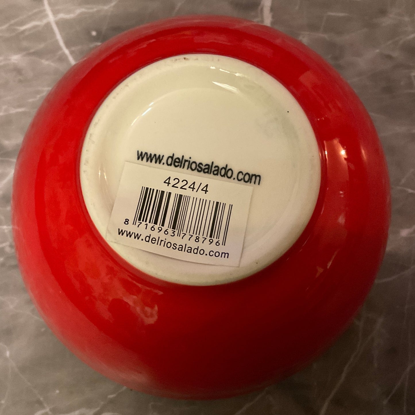 Liten keramikskål i blått, rött och vitt