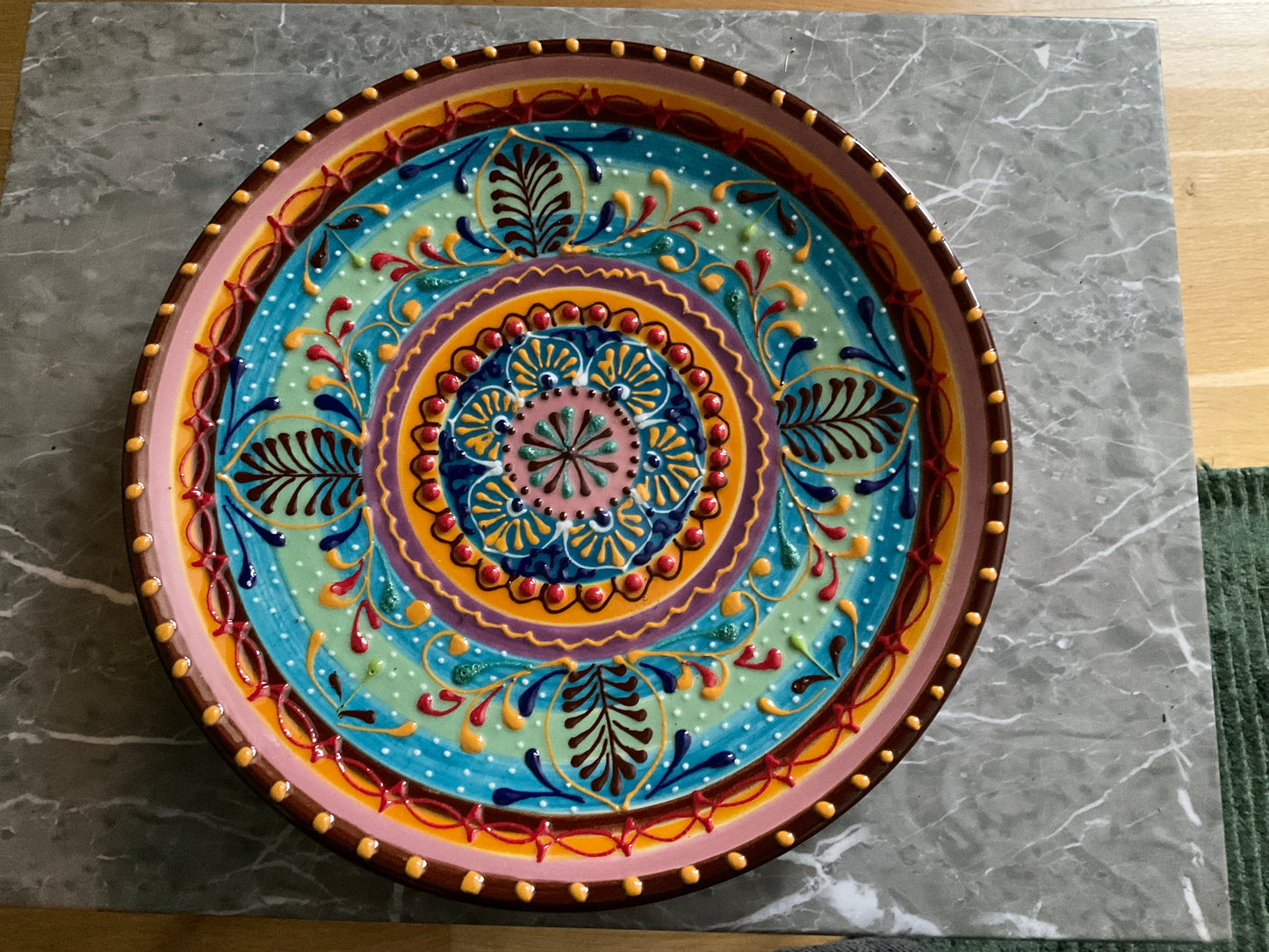 Vackert handmålat keramikfat