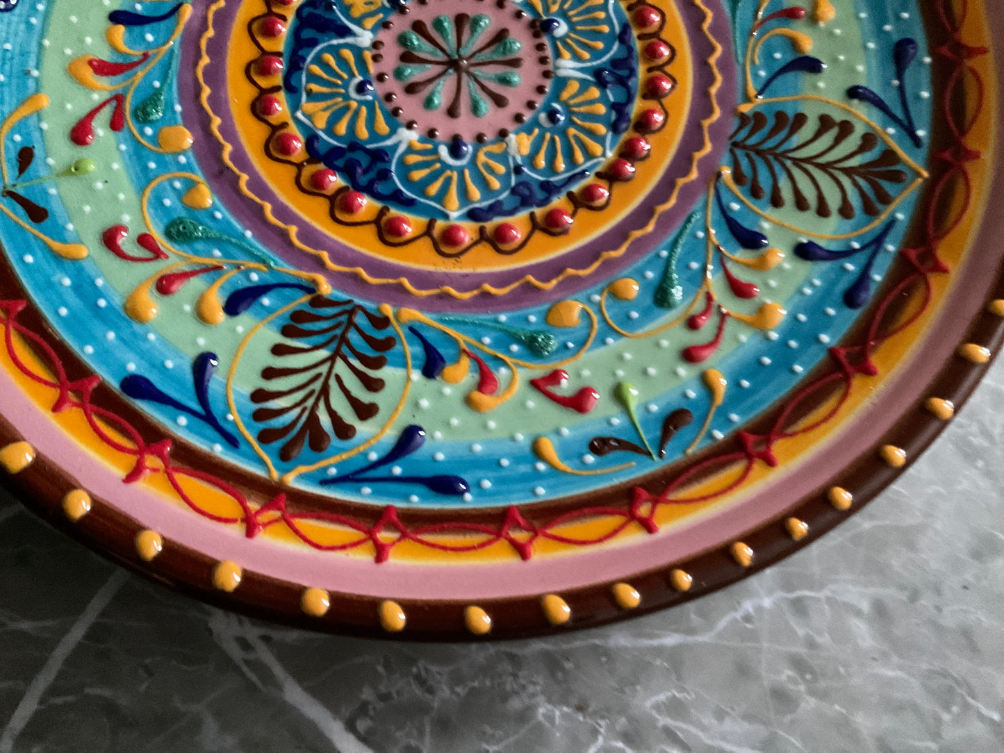 Vackert handmålat keramikfat