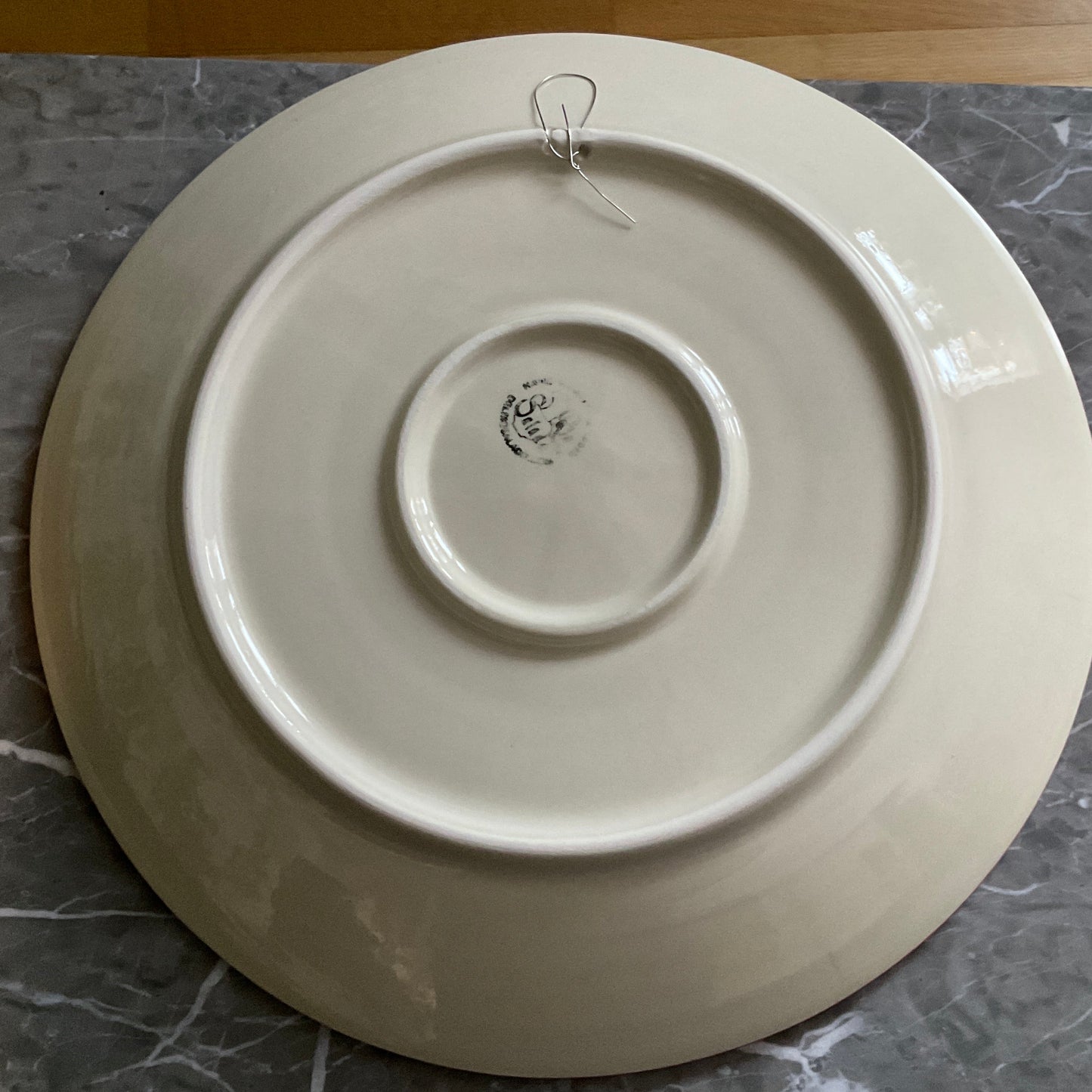 Vacker stort handmålad keramikfat